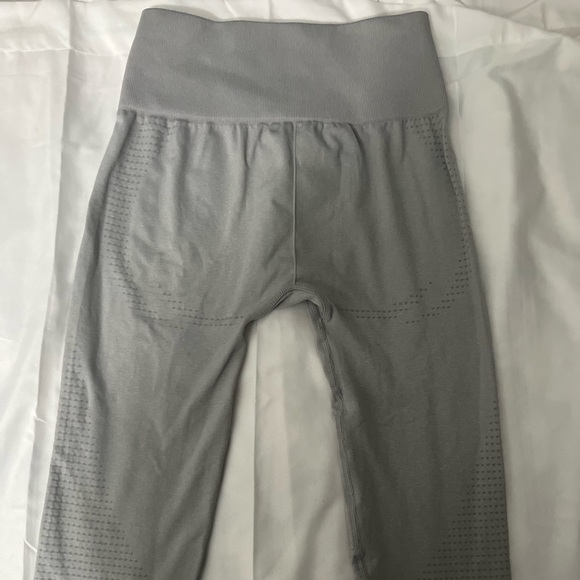Women's Gymshark Light Gray Seamless Cropped Athletic Leggings Pants sz S - Picture 8 of 12